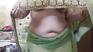 indian bhabi taunting her spouse in net saree